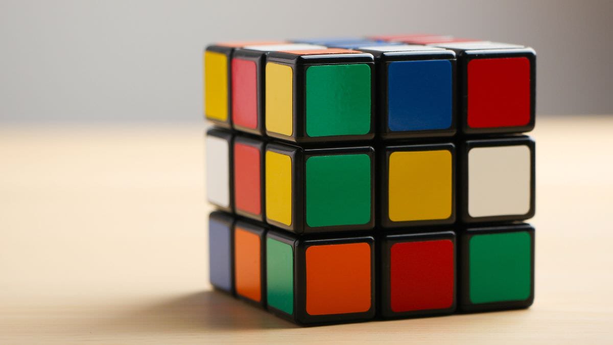 Torre del cubo di Rubik fotografia editoriale. Immagine di intelligenza -  123932152